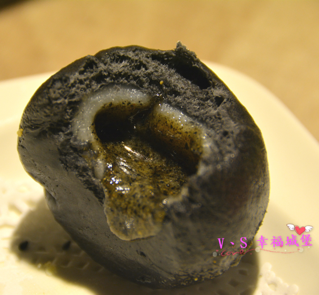 【板橋美食】板橋愛買 貍小籠港式點心 ~ 可愛的小黑芝麻包、小綠抹茶包正呼喚你，平價的港式點心，你一定不能錯過。。。。