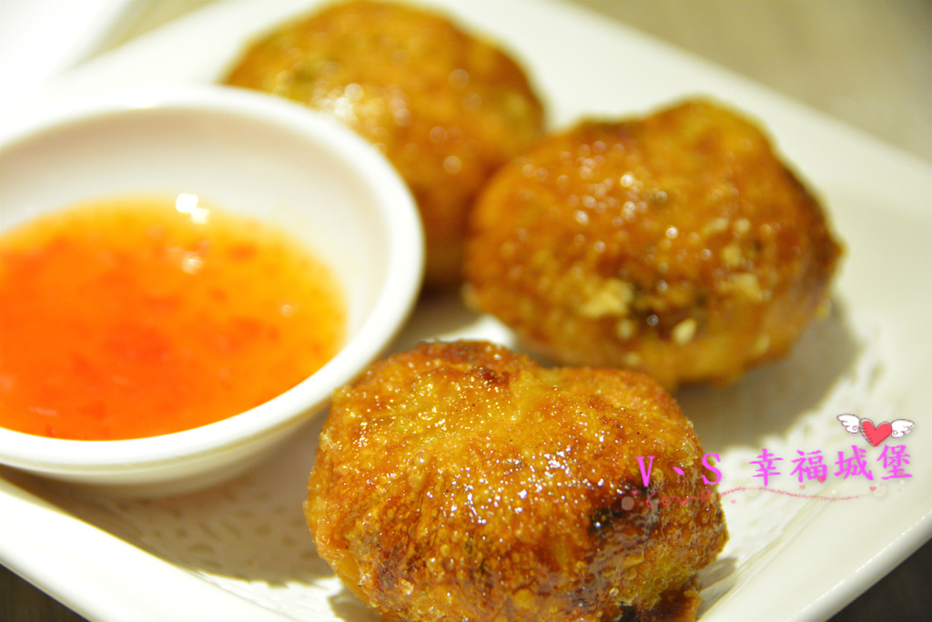 【板橋美食】板橋愛買 貍小籠港式點心 ~ 可愛的小黑芝麻包、小綠抹茶包正呼喚你，平價的港式點心，你一定不能錯過。。。。