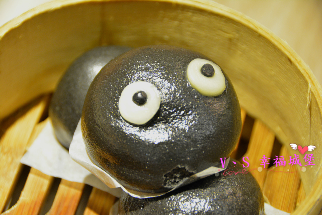 【板橋美食】板橋愛買 貍小籠港式點心 ~ 可愛的小黑芝麻包、小綠抹茶包正呼喚你，平價的港式點心，你一定不能錯過。。。。