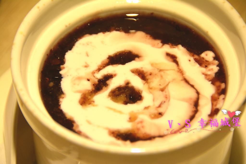 【板橋美食】板橋愛買 貍小籠港式點心 ~ 可愛的小黑芝麻包、小綠抹茶包正呼喚你，平價的港式點心，你一定不能錯過。。。。