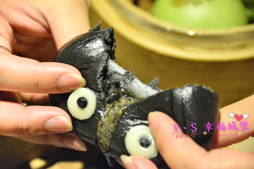 【板橋美食】板橋愛買 貍小籠港式點心 ~ 可愛的小黑芝麻包、小綠抹茶包正呼喚你，平價的港式點心，你一定不能錯過。。。。