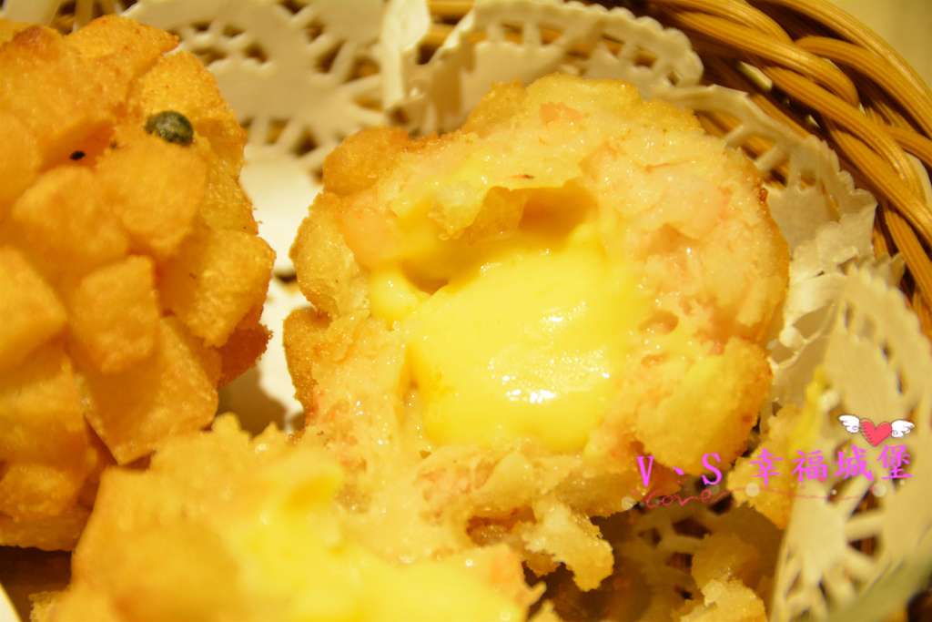 【板橋美食】板橋愛買 貍小籠港式點心 ~ 可愛的小黑芝麻包、小綠抹茶包正呼喚你，平價的港式點心，你一定不能錯過。。。。