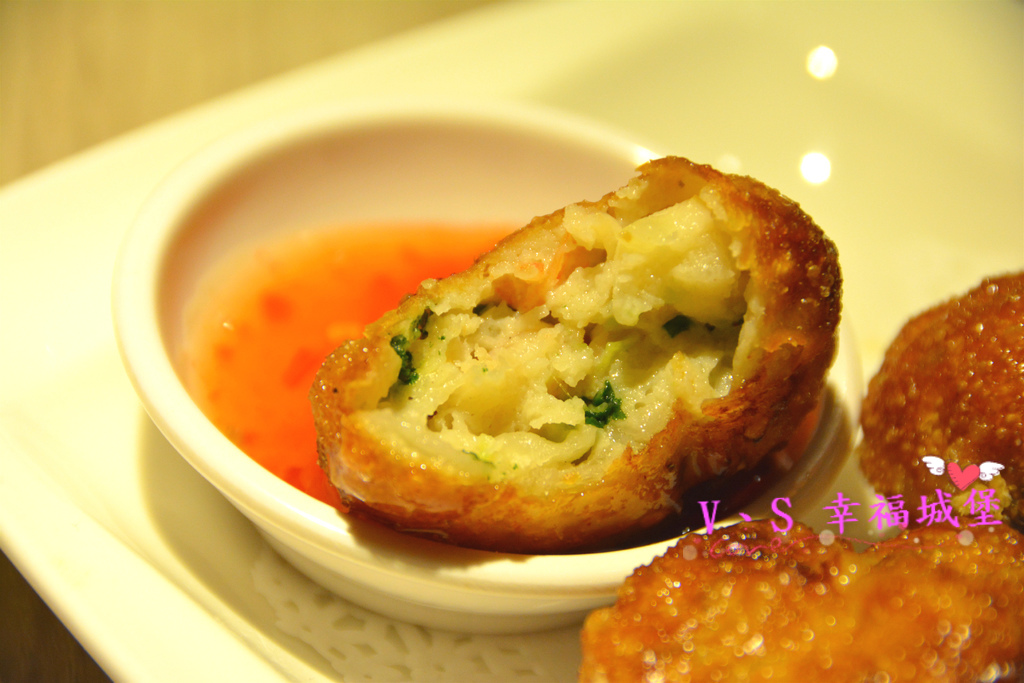 【板橋美食】板橋愛買 貍小籠港式點心 ~ 可愛的小黑芝麻包、小綠抹茶包正呼喚你，平價的港式點心，你一定不能錯過。。。。