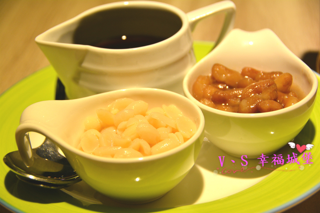 【板橋美食】板橋愛買 貍小籠港式點心 ~ 可愛的小黑芝麻包、小綠抹茶包正呼喚你，平價的港式點心，你一定不能錯過。。。。