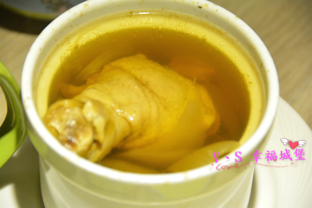 【板橋美食】板橋愛買 貍小籠港式點心 ~ 可愛的小黑芝麻包、小綠抹茶包正呼喚你，平價的港式點心，你一定不能錯過。。。。