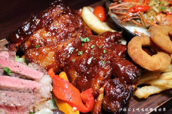 am Daily:東區人氣餐酒館/來開趴踢吧『am Daily』趴踢綜合咚滋咚滋肉盤/捷運忠孝復興站