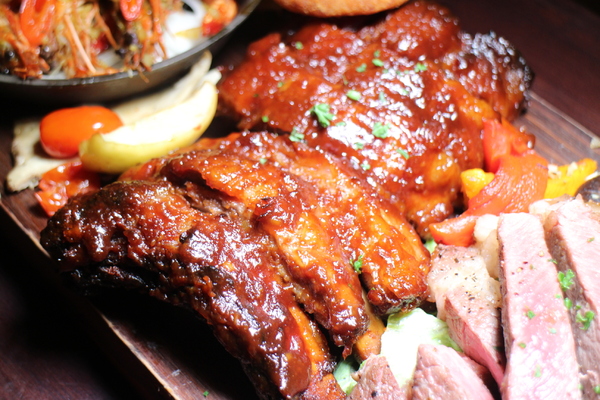 am Daily:東區人氣餐酒館/來開趴踢吧『am Daily』趴踢綜合咚滋咚滋肉盤/捷運忠孝復興站