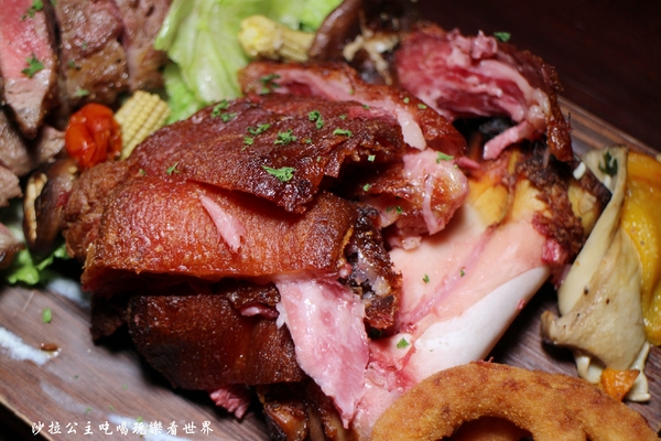 am Daily:東區人氣餐酒館/來開趴踢吧『am Daily』趴踢綜合咚滋咚滋肉盤/捷運忠孝復興站