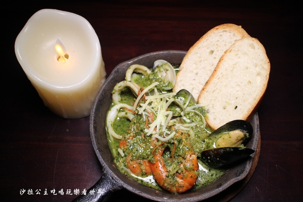 am Daily:東區人氣餐酒館/來開趴踢吧『am Daily』趴踢綜合咚滋咚滋肉盤/捷運忠孝復興站