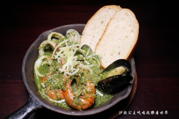 am Daily:東區人氣餐酒館/來開趴踢吧『am Daily』趴踢綜合咚滋咚滋肉盤/捷運忠孝復興站