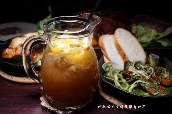 am Daily:東區人氣餐酒館/來開趴踢吧『am Daily』趴踢綜合咚滋咚滋肉盤/捷運忠孝復興站