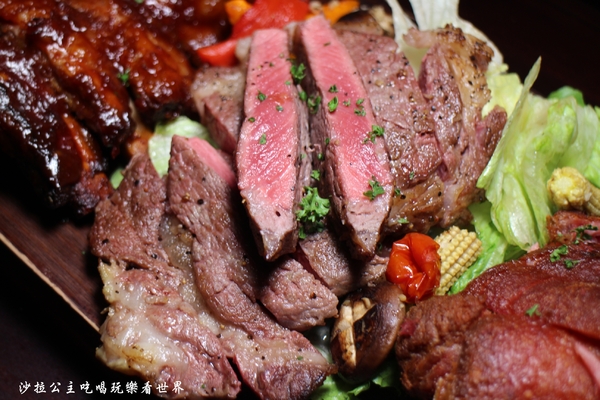 am Daily:東區人氣餐酒館/來開趴踢吧『am Daily』趴踢綜合咚滋咚滋肉盤/捷運忠孝復興站