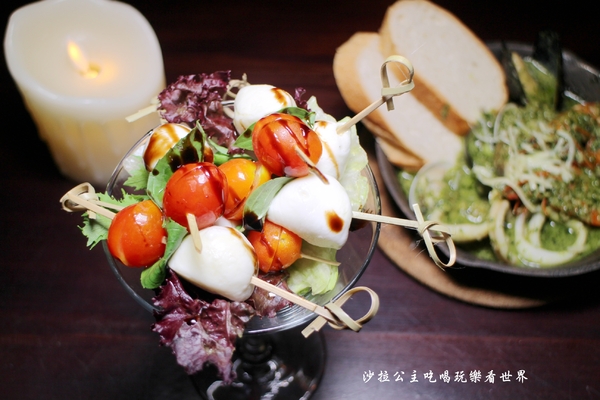 am Daily:東區人氣餐酒館/來開趴踢吧『am Daily』趴踢綜合咚滋咚滋肉盤/捷運忠孝復興站