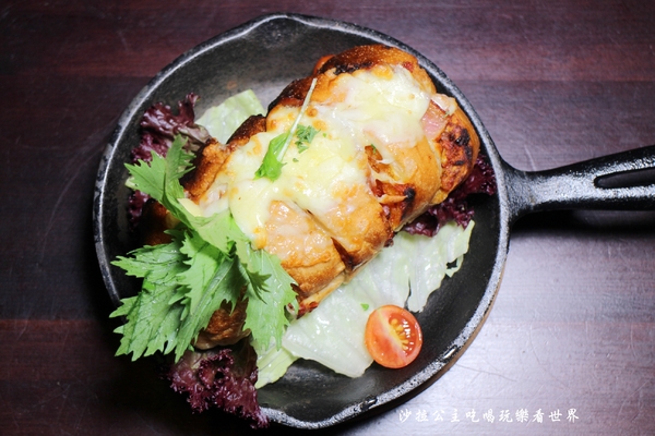 am Daily:東區人氣餐酒館/來開趴踢吧『am Daily』趴踢綜合咚滋咚滋肉盤/捷運忠孝復興站