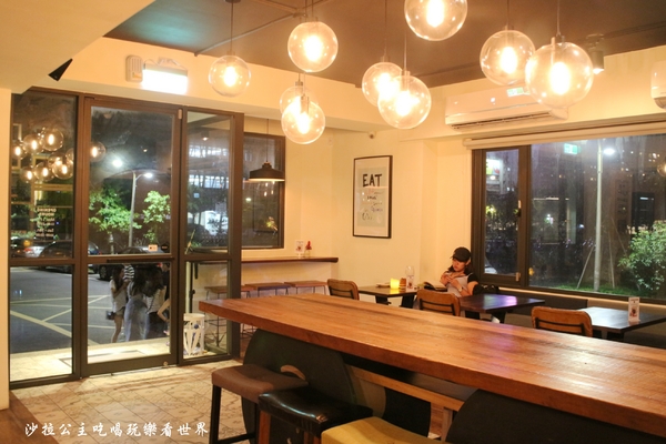 am Daily:東區人氣餐酒館/來開趴踢吧『am Daily』趴踢綜合咚滋咚滋肉盤/捷運忠孝復興站