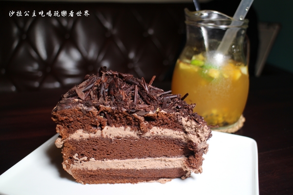 am Daily:東區人氣餐酒館/來開趴踢吧『am Daily』趴踢綜合咚滋咚滋肉盤/捷運忠孝復興站