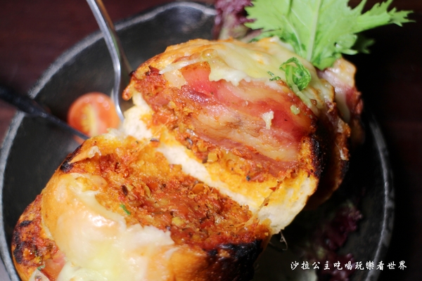 am Daily:東區人氣餐酒館/來開趴踢吧『am Daily』趴踢綜合咚滋咚滋肉盤/捷運忠孝復興站