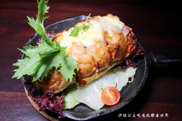 am Daily:東區人氣餐酒館/來開趴踢吧『am Daily』趴踢綜合咚滋咚滋肉盤/捷運忠孝復興站