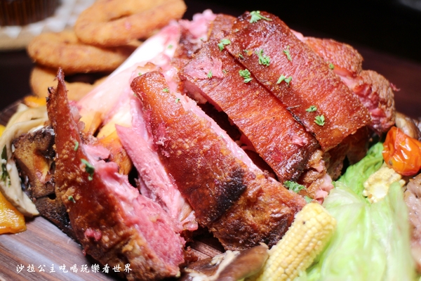 am Daily:東區人氣餐酒館/來開趴踢吧『am Daily』趴踢綜合咚滋咚滋肉盤/捷運忠孝復興站