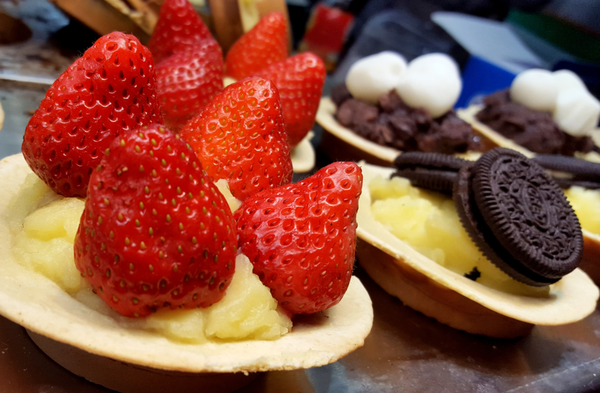 ▌士林夜市 • 銅板就買到很法式的甜品 ▌螞蟻人慎入 • 那個小女孩心中的草莓之爆炸到蓋不起來的車輪餅 …(薇拉小公主走在路邊攤卻看見很法式甜品….)