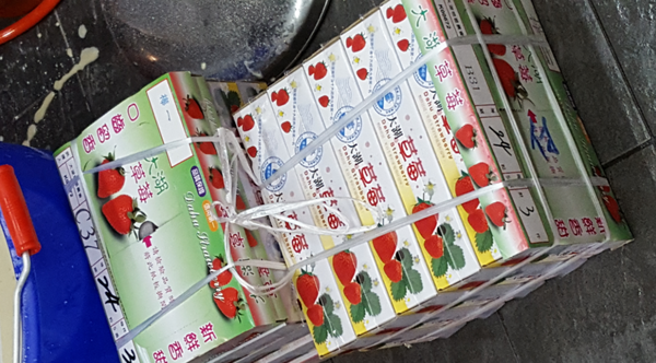 ▌士林夜市 • 銅板就買到很法式的甜品 ▌螞蟻人慎入 • 那個小女孩心中的草莓之爆炸到蓋不起來的車輪餅 …(薇拉小公主走在路邊攤卻看見很法式甜品….)