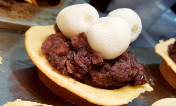 ▌士林夜市 • 銅板就買到很法式的甜品 ▌螞蟻人慎入 • 那個小女孩心中的草莓之爆炸到蓋不起來的車輪餅 …(薇拉小公主走在路邊攤卻看見很法式甜品….)