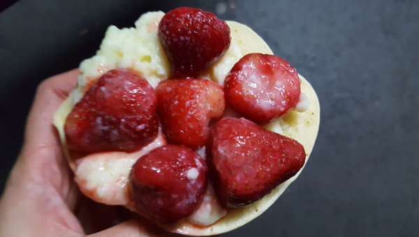 ▌士林夜市 • 銅板就買到很法式的甜品 ▌螞蟻人慎入 • 那個小女孩心中的草莓之爆炸到蓋不起來的車輪餅 …(薇拉小公主走在路邊攤卻看見很法式甜品….)