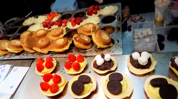 ▌士林夜市 • 銅板就買到很法式的甜品 ▌螞蟻人慎入 • 那個小女孩心中的草莓之爆炸到蓋不起來的車輪餅 …(薇拉小公主走在路邊攤卻看見很法式甜品….)