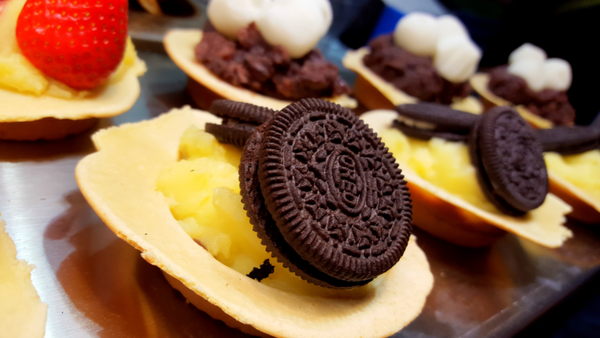 ▌士林夜市 • 銅板就買到很法式的甜品 ▌螞蟻人慎入 • 那個小女孩心中的草莓之爆炸到蓋不起來的車輪餅 …(薇拉小公主走在路邊攤卻看見很法式甜品….)