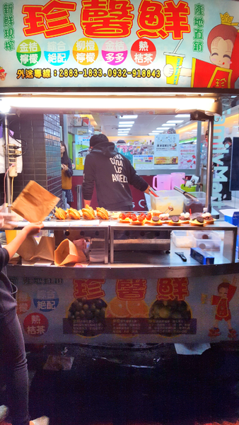 ▌士林夜市 • 銅板就買到很法式的甜品 ▌螞蟻人慎入 • 那個小女孩心中的草莓之爆炸到蓋不起來的車輪餅 …(薇拉小公主走在路邊攤卻看見很法式甜品….)