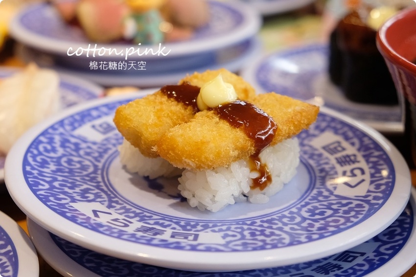 台中迴轉壽司推薦|藏壽司享肉祭超適合中秋節!直火爐烤牛肉壽司、熟成豬排握壽司直接來五盤~~還有蠟筆小新扭蛋唷