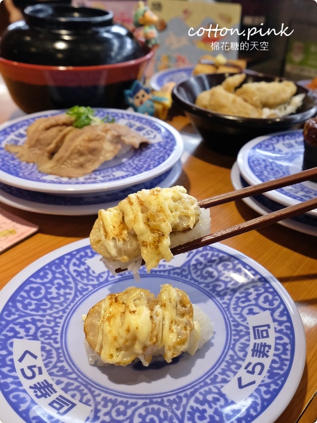 台中迴轉壽司推薦|藏壽司享肉祭超適合中秋節!直火爐烤牛肉壽司、熟成豬排握壽司直接來五盤~~還有蠟筆小新扭蛋唷