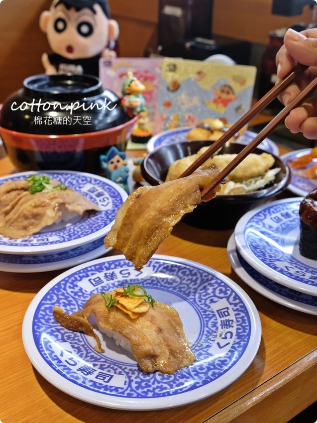 台中迴轉壽司推薦|藏壽司享肉祭超適合中秋節!直火爐烤牛肉壽司、熟成豬排握壽司直接來五盤~~還有蠟筆小新扭蛋唷