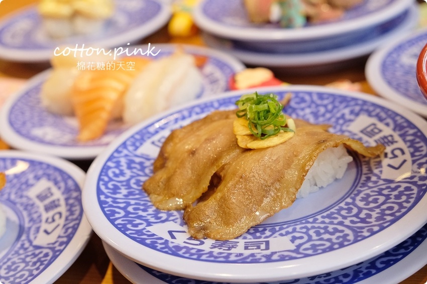 台中迴轉壽司推薦|藏壽司享肉祭超適合中秋節!直火爐烤牛肉壽司、熟成豬排握壽司直接來五盤~~還有蠟筆小新扭蛋唷