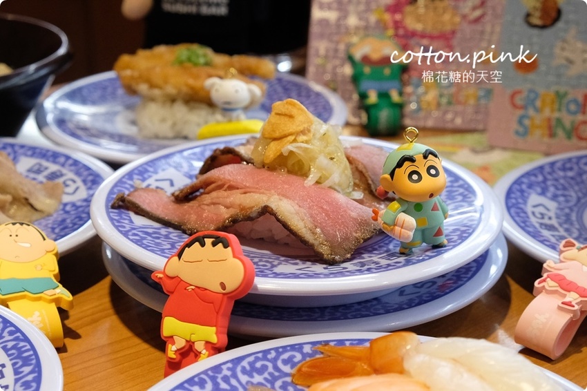 台中迴轉壽司推薦|藏壽司享肉祭超適合中秋節!直火爐烤牛肉壽司、熟成豬排握壽司直接來五盤~~還有蠟筆小新扭蛋唷