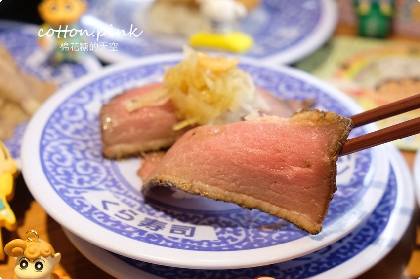 台中迴轉壽司推薦|藏壽司享肉祭超適合中秋節!直火爐烤牛肉壽司、熟成豬排握壽司直接來五盤~~還有蠟筆小新扭蛋唷