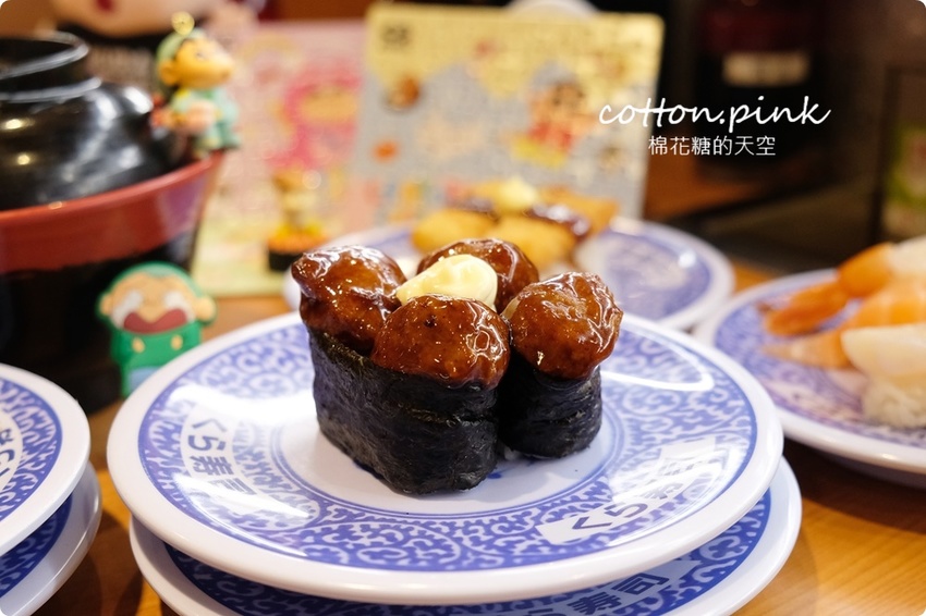 台中迴轉壽司推薦|藏壽司享肉祭超適合中秋節!直火爐烤牛肉壽司、熟成豬排握壽司直接來五盤~~還有蠟筆小新扭蛋唷