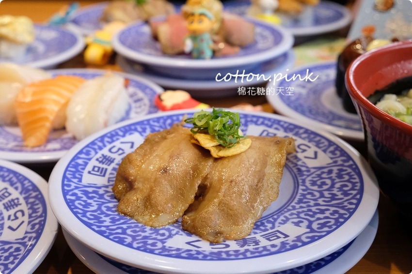 台中迴轉壽司推薦|藏壽司享肉祭超適合中秋節!直火爐烤牛肉壽司、熟成豬排握壽司直接來五盤~~還有蠟筆小新扭蛋唷