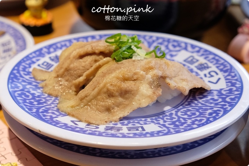 台中迴轉壽司推薦|藏壽司享肉祭超適合中秋節!直火爐烤牛肉壽司、熟成豬排握壽司直接來五盤~~還有蠟筆小新扭蛋唷