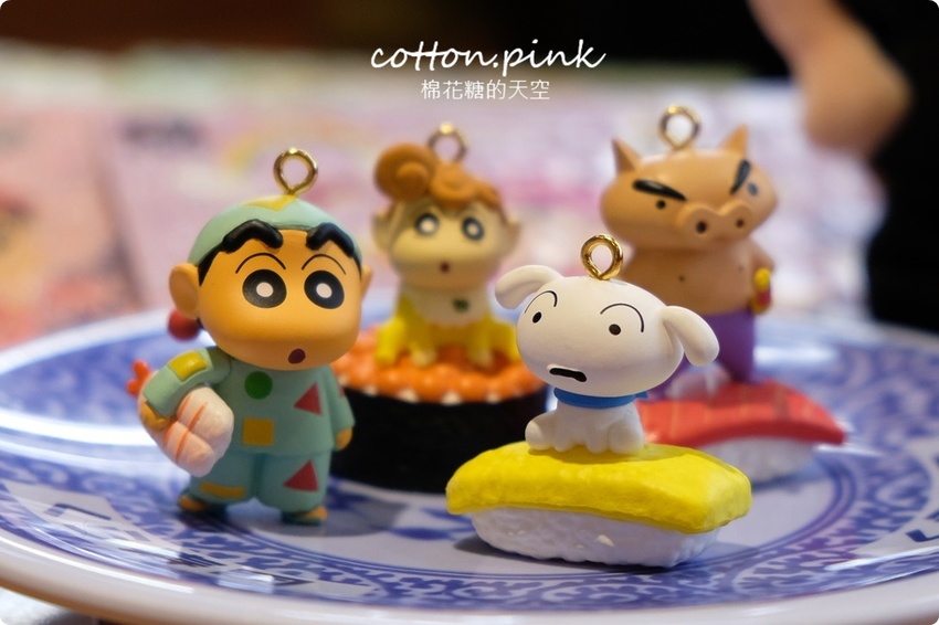 台中迴轉壽司推薦|藏壽司享肉祭超適合中秋節!直火爐烤牛肉壽司、熟成豬排握壽司直接來五盤~~還有蠟筆小新扭蛋唷