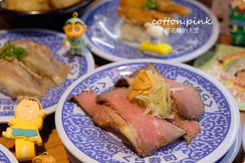台中迴轉壽司推薦|藏壽司享肉祭超適合中秋節!直火爐烤牛肉壽司、熟成豬排握壽司直接來五盤~~還有蠟筆小新扭蛋唷