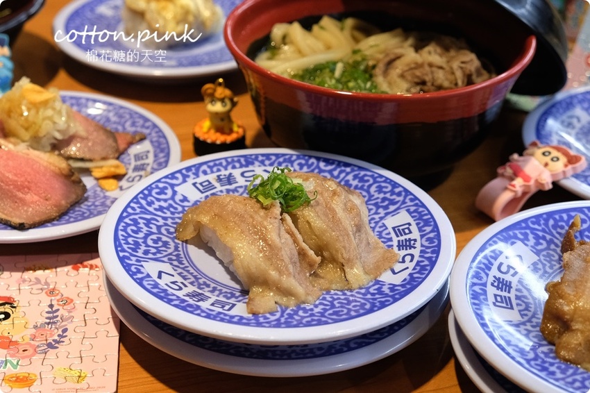 台中迴轉壽司推薦|藏壽司享肉祭超適合中秋節!直火爐烤牛肉壽司、熟成豬排握壽司直接來五盤~~還有蠟筆小新扭蛋唷