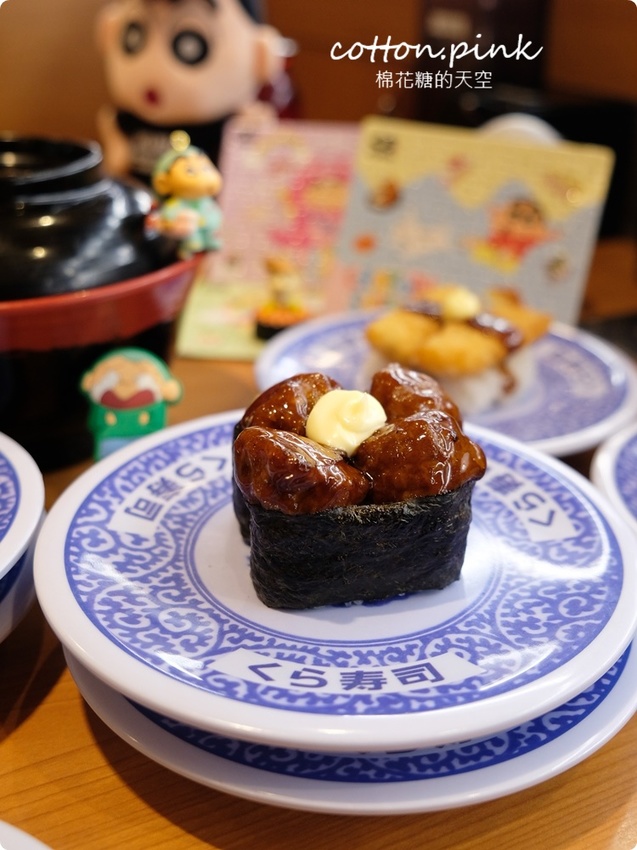 台中迴轉壽司推薦|藏壽司享肉祭超適合中秋節!直火爐烤牛肉壽司、熟成豬排握壽司直接來五盤~~還有蠟筆小新扭蛋唷