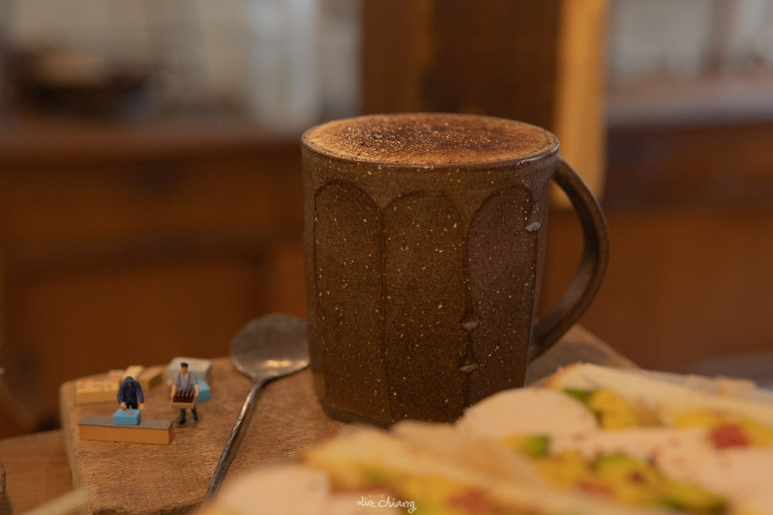 台中市南區早午餐 貪吃鬼 老宅及復古擺設,暗色系風格,餐點美味讓人一再回訪