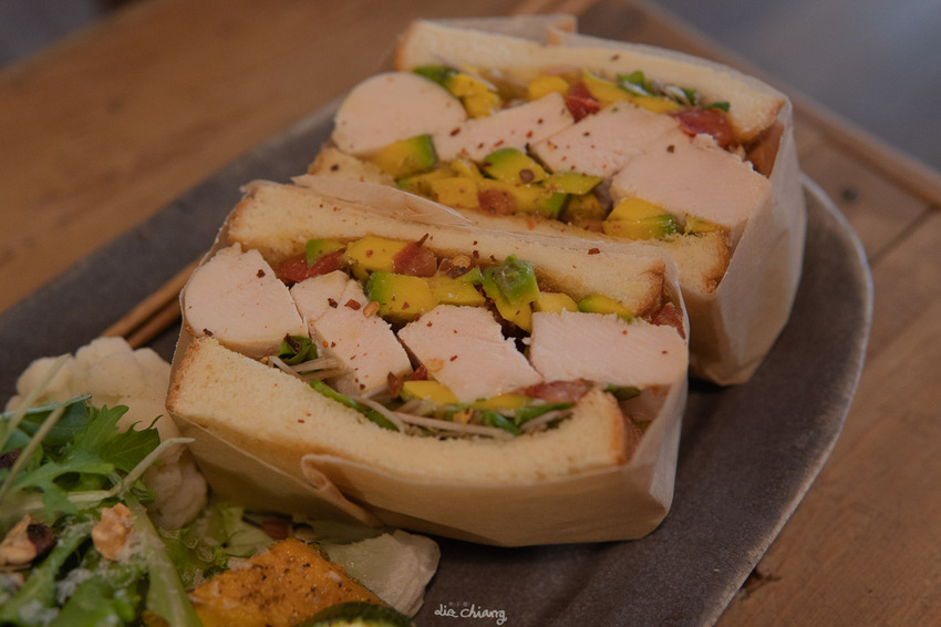 台中市南區早午餐 貪吃鬼 老宅及復古擺設,暗色系風格,餐點美味讓人一再回訪