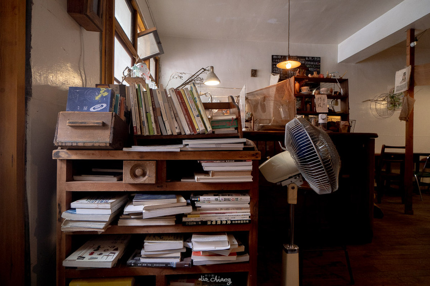 台中市南區早午餐 貪吃鬼 老宅及復古擺設,暗色系風格,餐點美味讓人一再回訪