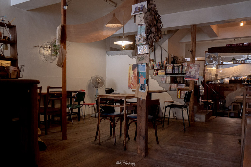 台中市南區早午餐 貪吃鬼 老宅及復古擺設,暗色系風格,餐點美味讓人一再回訪