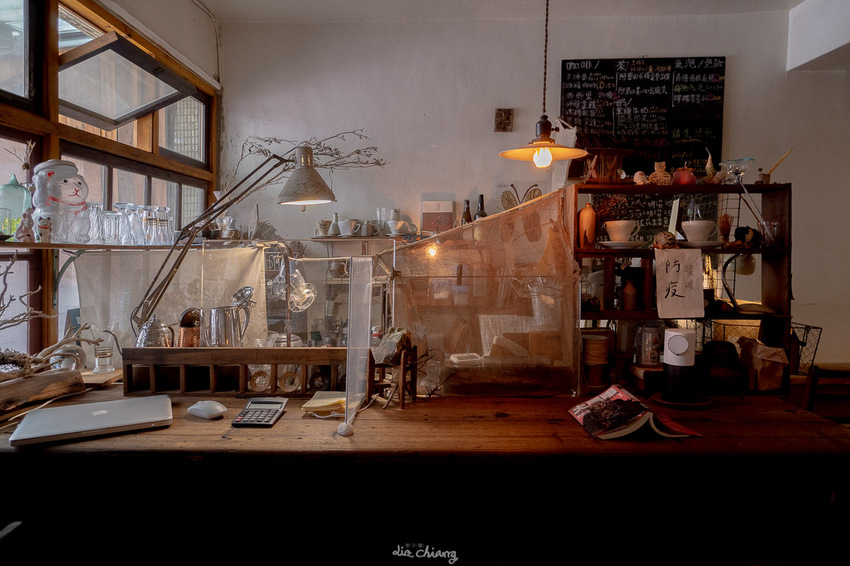 台中市南區早午餐 貪吃鬼 老宅及復古擺設,暗色系風格,餐點美味讓人一再回訪