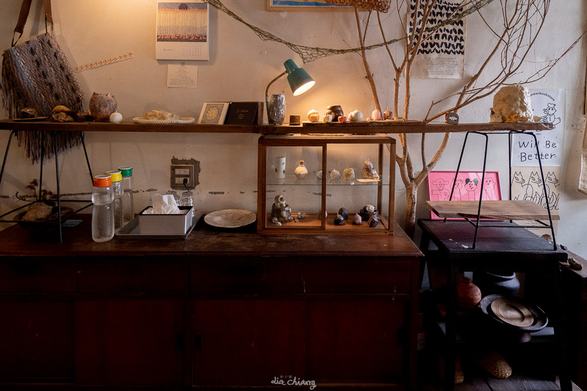 台中市南區早午餐 貪吃鬼 老宅及復古擺設,暗色系風格,餐點美味讓人一再回訪