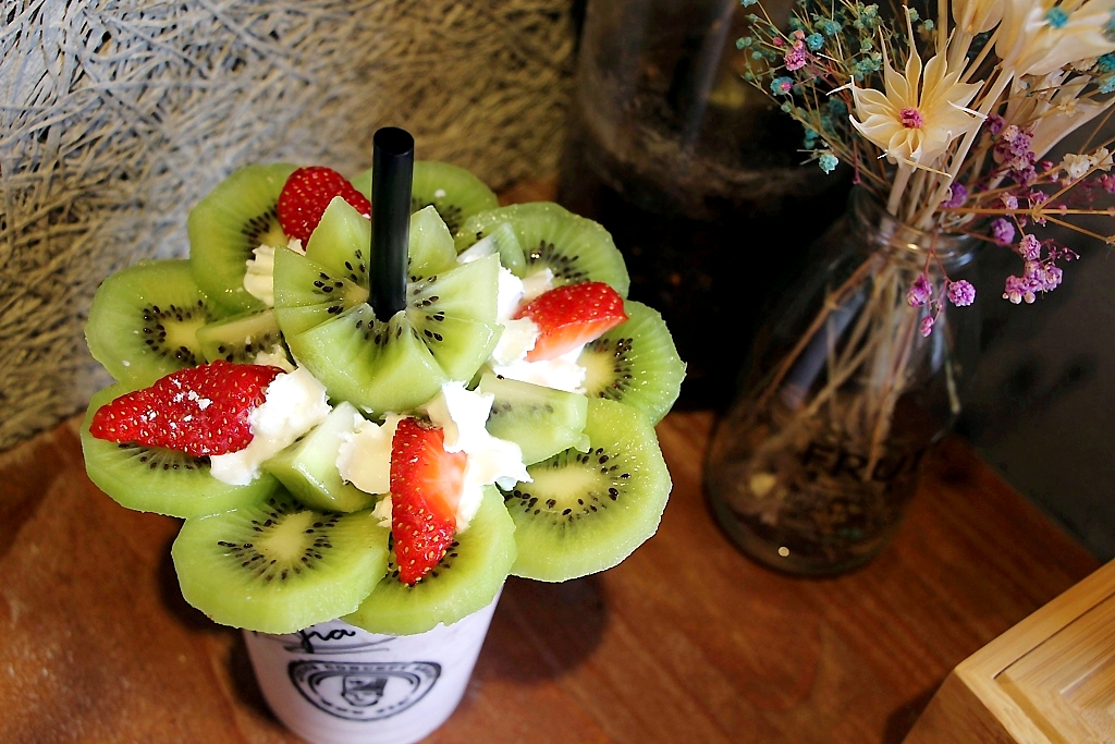 捧花系果昔,彰化果家水果奶昔大爆炸。 - 微笑Joe幸運